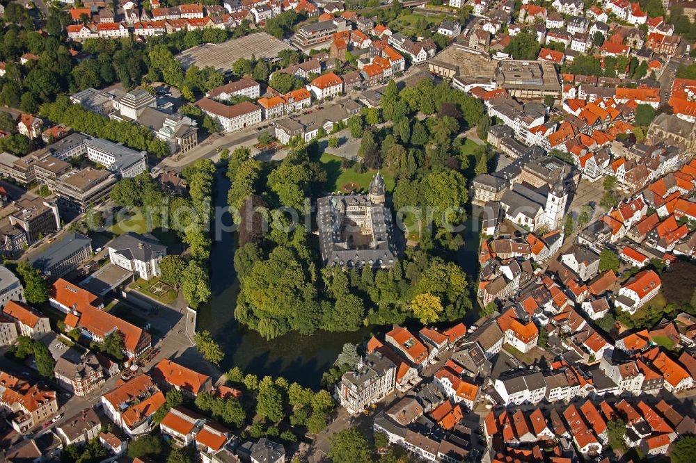 Aerial photograph Detmold - Blick auf das Fuerstliches Residenzschloss Detmold. Beim Detmolder Schloss handelt es sich um eine Vierflügelanlage mit Treppentürmen in den vier Hofwinkeln und entspricht damit dem Vorbild von Schloss Neuhaus bei Paderborn. Dieser für die Weserrenaissance in Deutschland charakteristische Baustil entwickelte sich ab etwa 1560 und fand weite Verbreitung. Typisch waren die das Schloss umgebenden hohen Bastionen zur Positionierung von Kanonen und breite Wassergräben, die das Schloss gegen Eindringlinge abriegelten. Princely residence castle in Detmold.