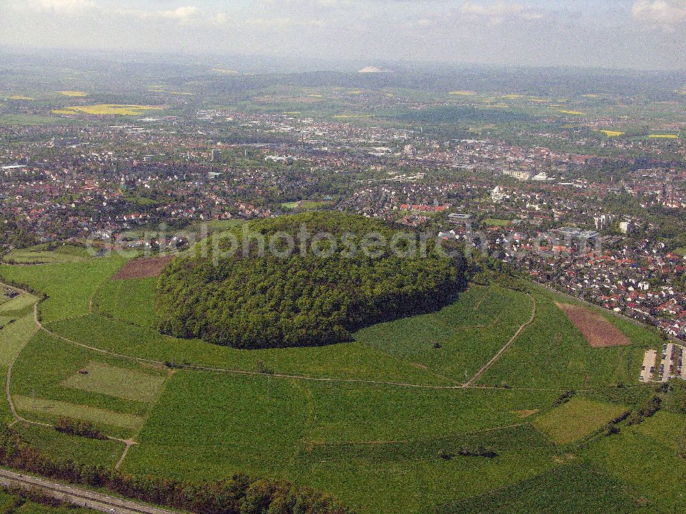 Aerial photograph Fulda - Blick auf das Stadtzentrum von 36037 Fulda / Hessen von Ost nach West mit dem Petersberg am nordöstlichen Stadtrand. Auf dem Petersberg befinden sich die ehemalige katholische Propsteikirche St. Peter und Steinkreuze.