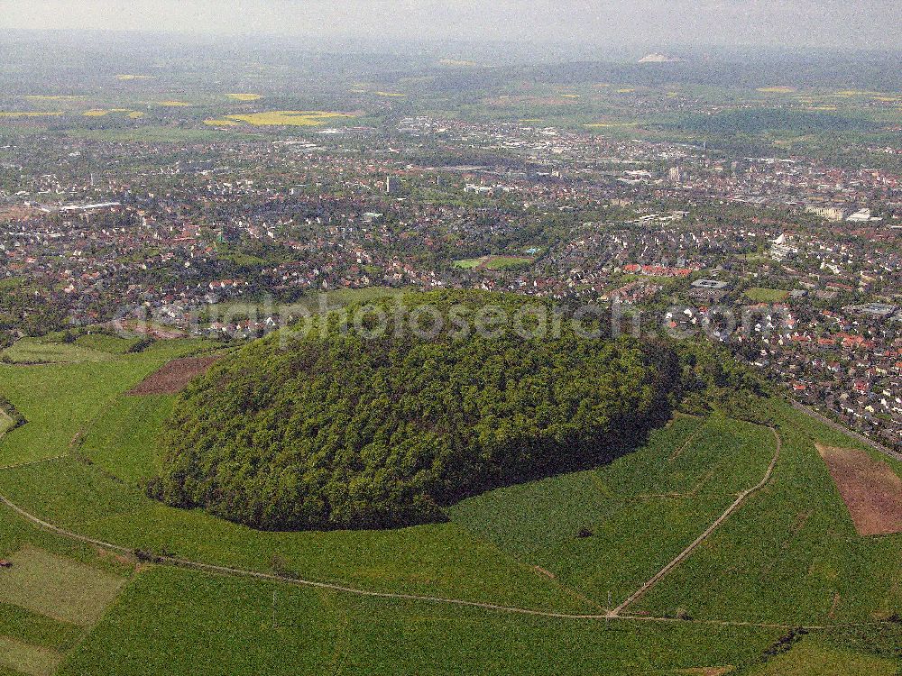 Fulda from above - Blick auf das Stadtzentrum von 36037 Fulda / Hessen von Ost nach West mit dem Petersberg am nordöstlichen Stadtrand. Auf dem Petersberg befinden sich die ehemalige katholische Propsteikirche St. Peter und Steinkreuze.