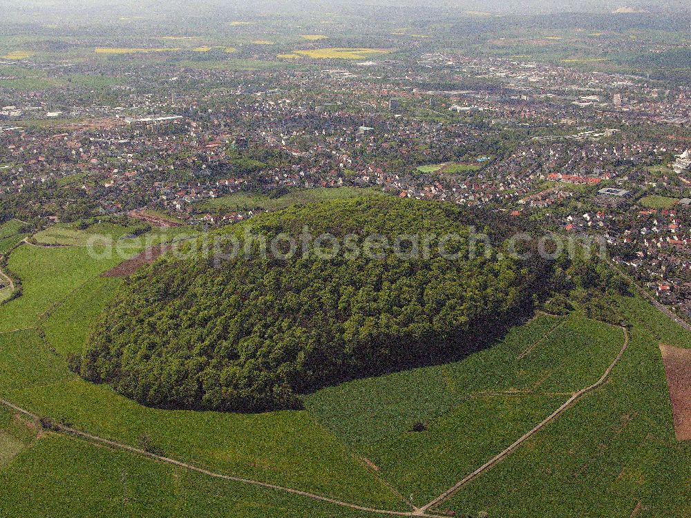 Fulda from the bird's eye view: Blick auf das Stadtzentrum von 36037 Fulda / Hessen von Ost nach West mit dem Petersberg am nordöstlichen Stadtrand. Auf dem Petersberg befinden sich die ehemalige katholische Propsteikirche St. Peter und Steinkreuze.