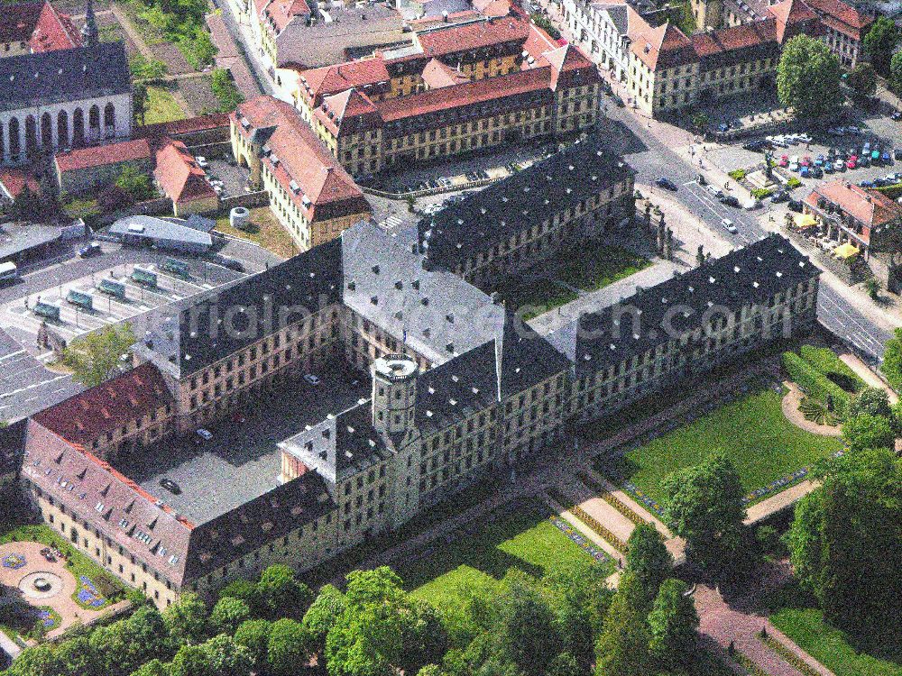 Fulda from the bird's eye view: Blick auf das Stadtschloss von 36037 Fulda / Hessen. Das Schloss ist ein zwischen 1706 und 1721 nach Plänen Johannes Dientzenhofers errichteter Barockbau