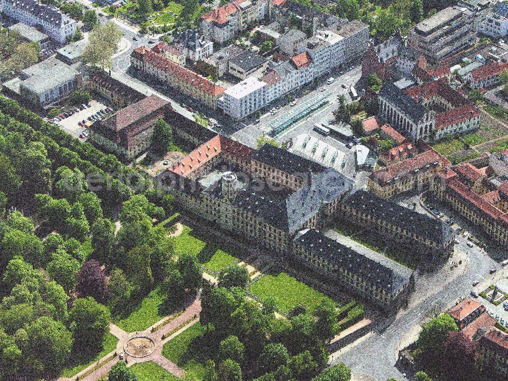 Aerial photograph Fulda - Blick auf das Stadtschloss von 36037 Fulda / Hessen. Das Schloss ist ein zwischen 1706 und 1721 nach Plänen Johannes Dientzenhofers errichteter Barockbau