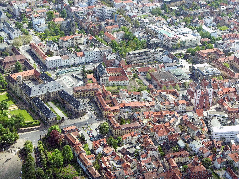 Fulda from above - Blick auf das Stadtzentrum von 36037 Fulda / Hessen, im Hintergrund ist der Bahnhof von Fulda zu sehen.