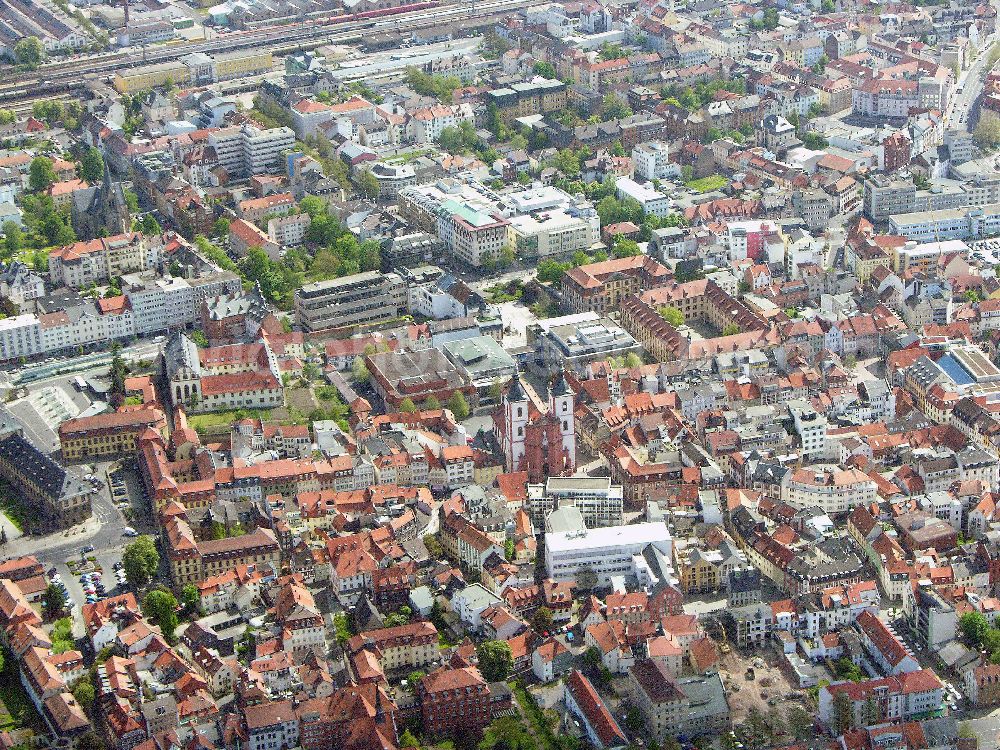 Fulda from the bird's eye view: Blick auf das Stadtzentrum von 36037 Fulda / Hessen, im Hintergrund ist der Bahnhof von Fulda zu sehen.