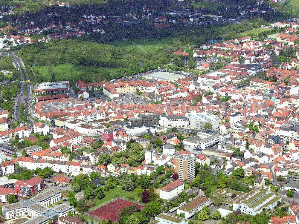 Fulda from above - Blick auf das Stadtzentrum von 36037 Fulda / Hessen. Die Stadt Fulda hat eine Gesamtfläche von 104,04qkm und eine Gesamt-Einwohnerzahl von 63.544.