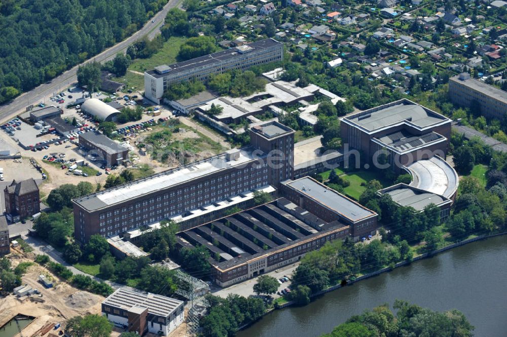 Aerial photograph Berlin Köpenick - Blick auf das Funkhaus Berlin Nalepastraße in Treptow-Köpenick. Das Funkhaus wurde in den 1950er Jahren an der Spree erbaut und diente bis zur Wende als Rundfunkzentrum aller überregionalen DDR-Radiosender. Seit 2007 wird der Bau wieder genutzt und bietet Aufnahmestudios, Bürofläschen, Proberäume und Veranstaltungssäle zur Miete an. Kontakt: Keshet Geschäftsführungs GmbH & Co. Rundfunk-Zentrum Berlin KG, Nalepastraße 18-50, 12459 Berlin -