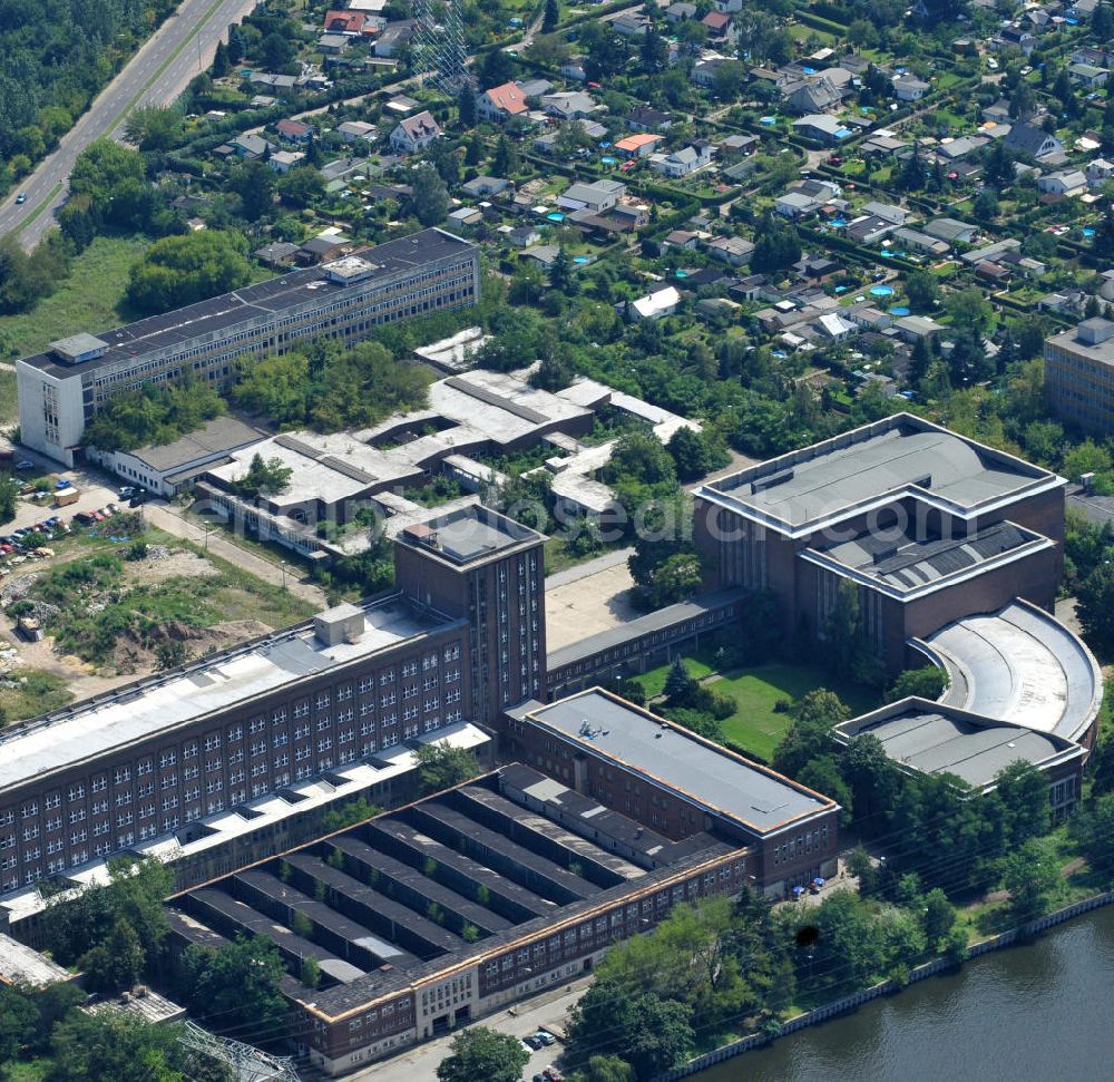 Berlin Köpenick from above - Blick auf das Funkhaus Berlin Nalepastraße in Treptow-Köpenick. Das Funkhaus wurde in den 1950er Jahren an der Spree erbaut und diente bis zur Wende als Rundfunkzentrum aller überregionalen DDR-Radiosender. Seit 2007 wird der Bau wieder genutzt und bietet Aufnahmestudios, Bürofläschen, Proberäume und Veranstaltungssäle zur Miete an. Kontakt: Keshet Geschäftsführungs GmbH & Co. Rundfunk-Zentrum Berlin KG, Nalepastraße 18-50, 12459 Berlin -