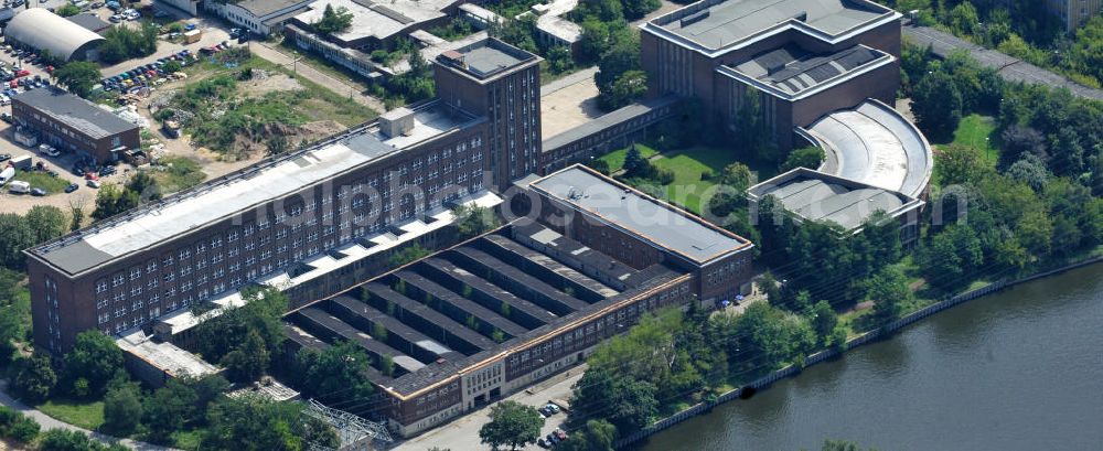 Berlin Köpenick from the bird's eye view: Blick auf das Funkhaus Berlin Nalepastraße in Treptow-Köpenick. Das Funkhaus wurde in den 1950er Jahren an der Spree erbaut und diente bis zur Wende als Rundfunkzentrum aller überregionalen DDR-Radiosender. Seit 2007 wird der Bau wieder genutzt und bietet Aufnahmestudios, Bürofläschen, Proberäume und Veranstaltungssäle zur Miete an. Kontakt: Keshet Geschäftsführungs GmbH & Co. Rundfunk-Zentrum Berlin KG, Nalepastraße 18-50, 12459 Berlin -