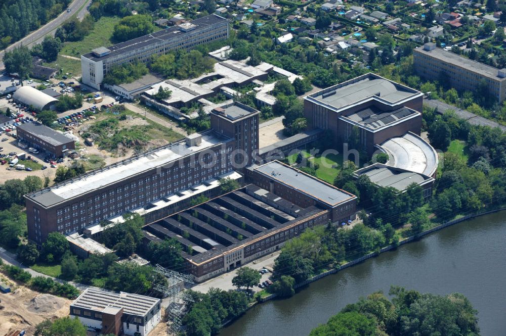 Aerial image Berlin Köpenick - Blick auf das Funkhaus Berlin Nalepastraße in Treptow-Köpenick. Das Funkhaus wurde in den 1950er Jahren an der Spree erbaut und diente bis zur Wende als Rundfunkzentrum aller überregionalen DDR-Radiosender. Seit 2007 wird der Bau wieder genutzt und bietet Aufnahmestudios, Bürofläschen, Proberäume und Veranstaltungssäle zur Miete an. Kontakt: Keshet Geschäftsführungs GmbH & Co. Rundfunk-Zentrum Berlin KG, Nalepastraße 18-50, 12459 Berlin -