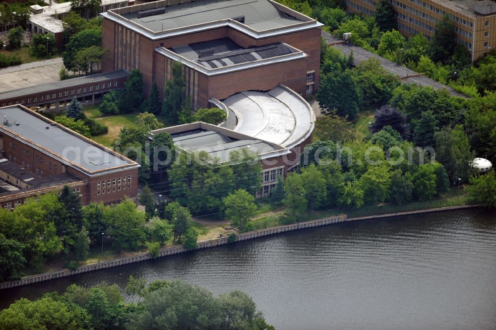 Aerial photograph Berlin - The radio station in Berlin Treptow-Koepenick Nalepastrasse. The radio station was built in the 1950s on the River Spree and served until the turn as a broadcast center for all national GDR radio station. Since 2007, the building used again, providing recording studios, Bürofläschen, rehearsal rooms and meeting rooms to rent