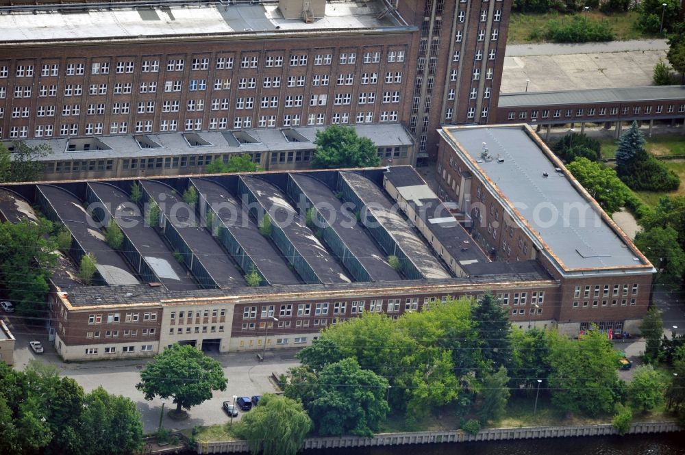 Berlin from the bird's eye view: The radio station in Berlin Treptow-Koepenick Nalepastrasse. The radio station was built in the 1950s on the River Spree and served until the turn as a broadcast center for all national GDR radio station. Since 2007, the building used again, providing recording studios, Bürofläschen, rehearsal rooms and meeting rooms to rent