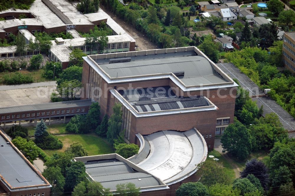 Aerial image Berlin - The radio station in Berlin Treptow-Koepenick Nalepastrasse. The radio station was built in the 1950s on the River Spree and served until the turn as a broadcast center for all national GDR radio station. Since 2007, the building used again, providing recording studios, Bürofläschen, rehearsal rooms and meeting rooms to rent