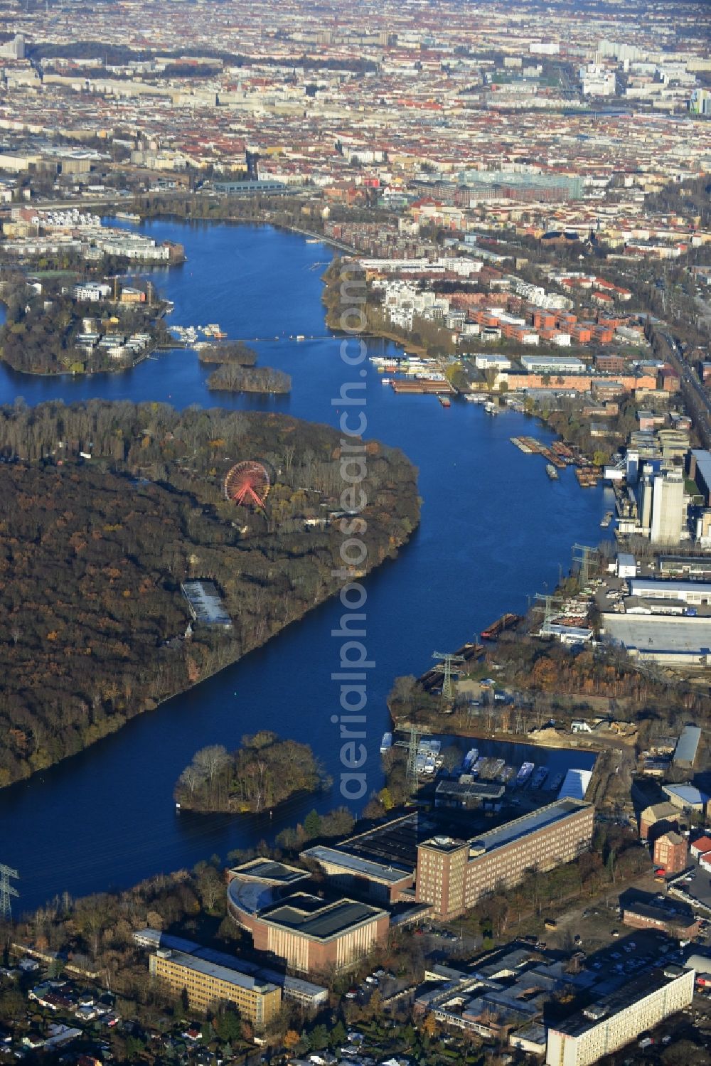 Aerial photograph Berlin - The radio station in Berlin Treptow-Koepenick Nalepastrasse. The radio station was built in the 1950s on the River Spree and served until the turn as a broadcast center for all national GDR radio station. Since 2007, the building used again, providing recording studios, Bürofläschen, rehearsal rooms and meeting rooms to rent