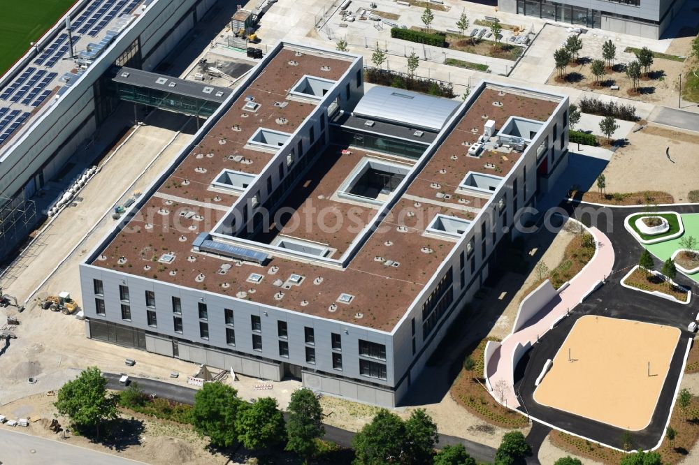 Aerial image München - Sports facility grounds of the Arena stadium of Nachwuchsleistungszentrum (NLZ) fuer den FC Bayern Muenchen in the district Milbertshofen-Am Hart in Munich in the state Bavaria, Germany