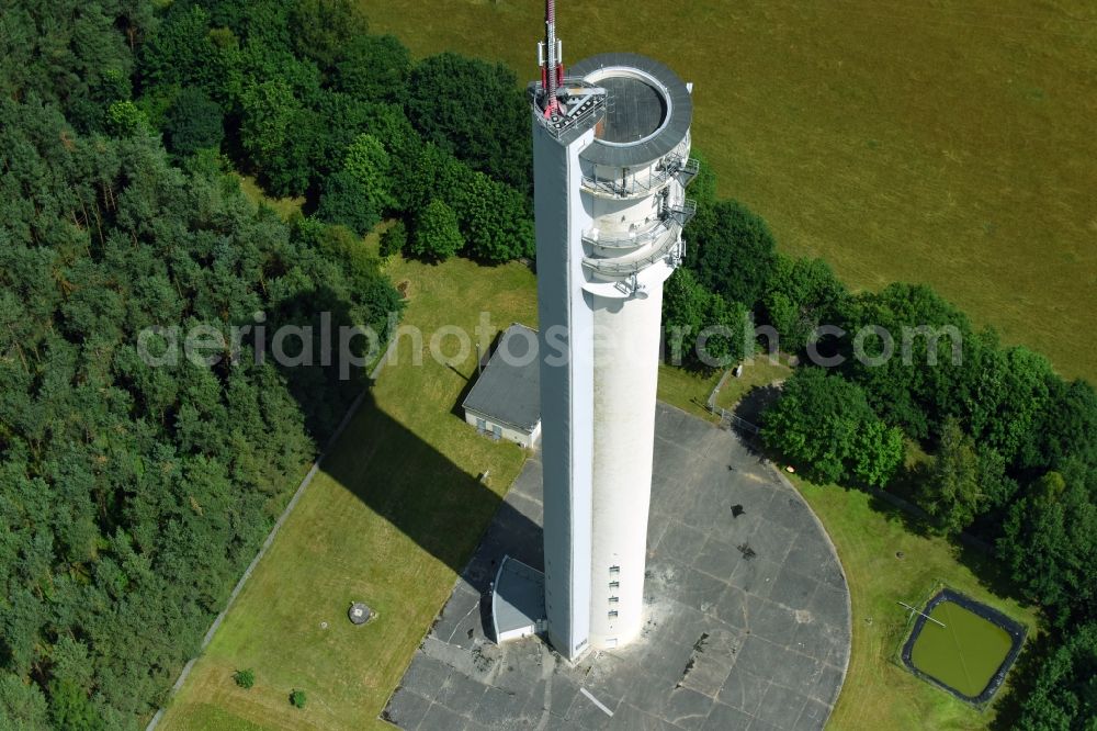 Karstädt from the bird's eye view: Funkturm and transmission system as basic network transmitter of DFMG Deutsche Funkturm GmbH in Karstaedt in the state Brandenburg, Germany