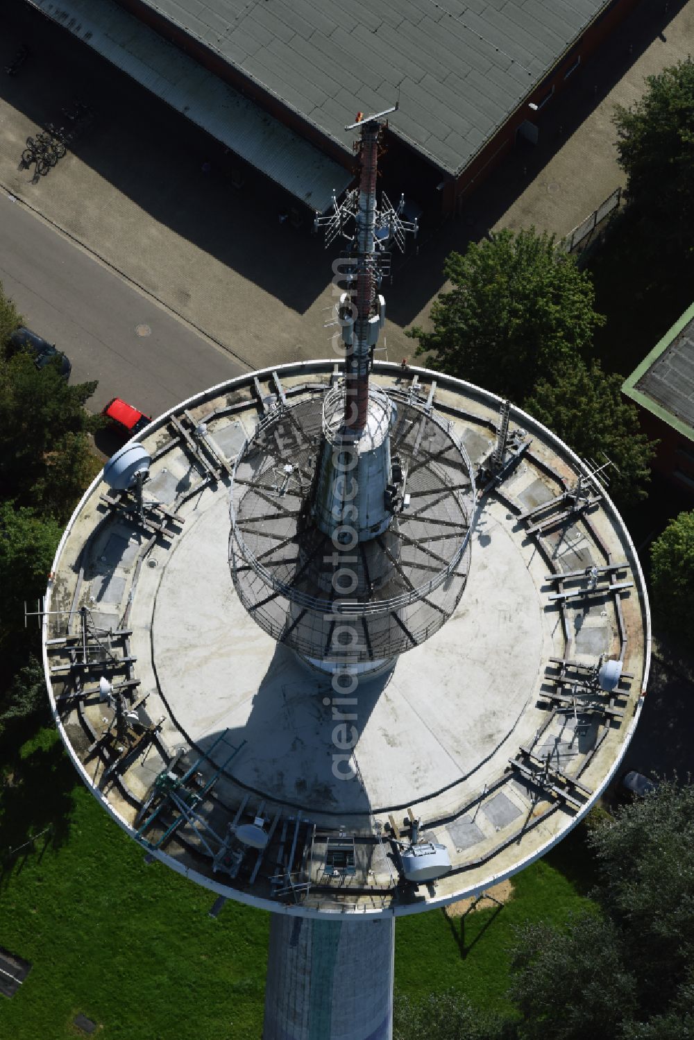 Aerial photograph Heide - Funkturm and transmission system as basic network transmitter and Fernmeldeturm on street Neuwerkstrasse in Heide in the state Schleswig-Holstein, Germany