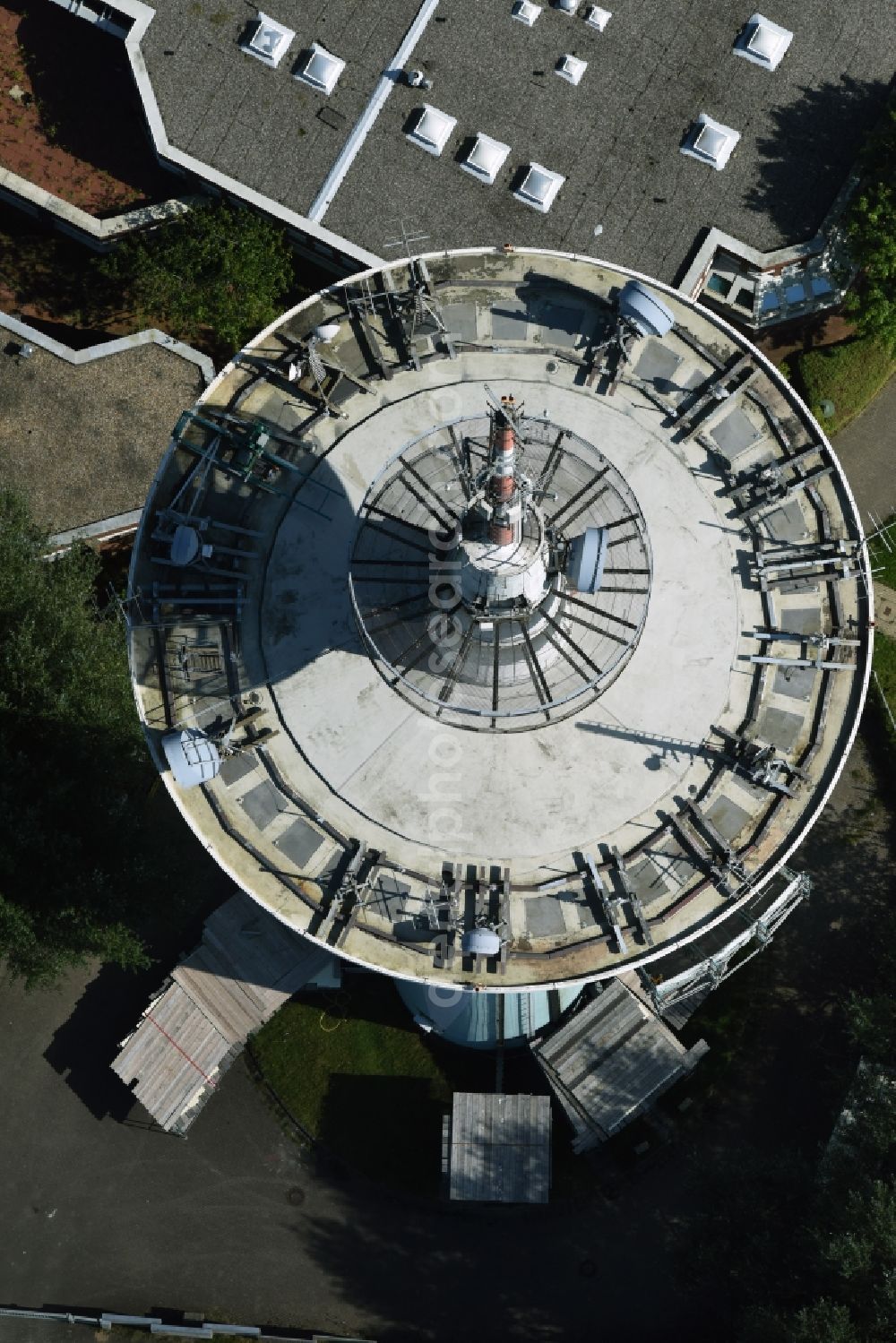 Heide from the bird's eye view: Funkturm and transmission system as basic network transmitter and Fernmeldeturm on street Neuwerkstrasse in Heide in the state Schleswig-Holstein, Germany