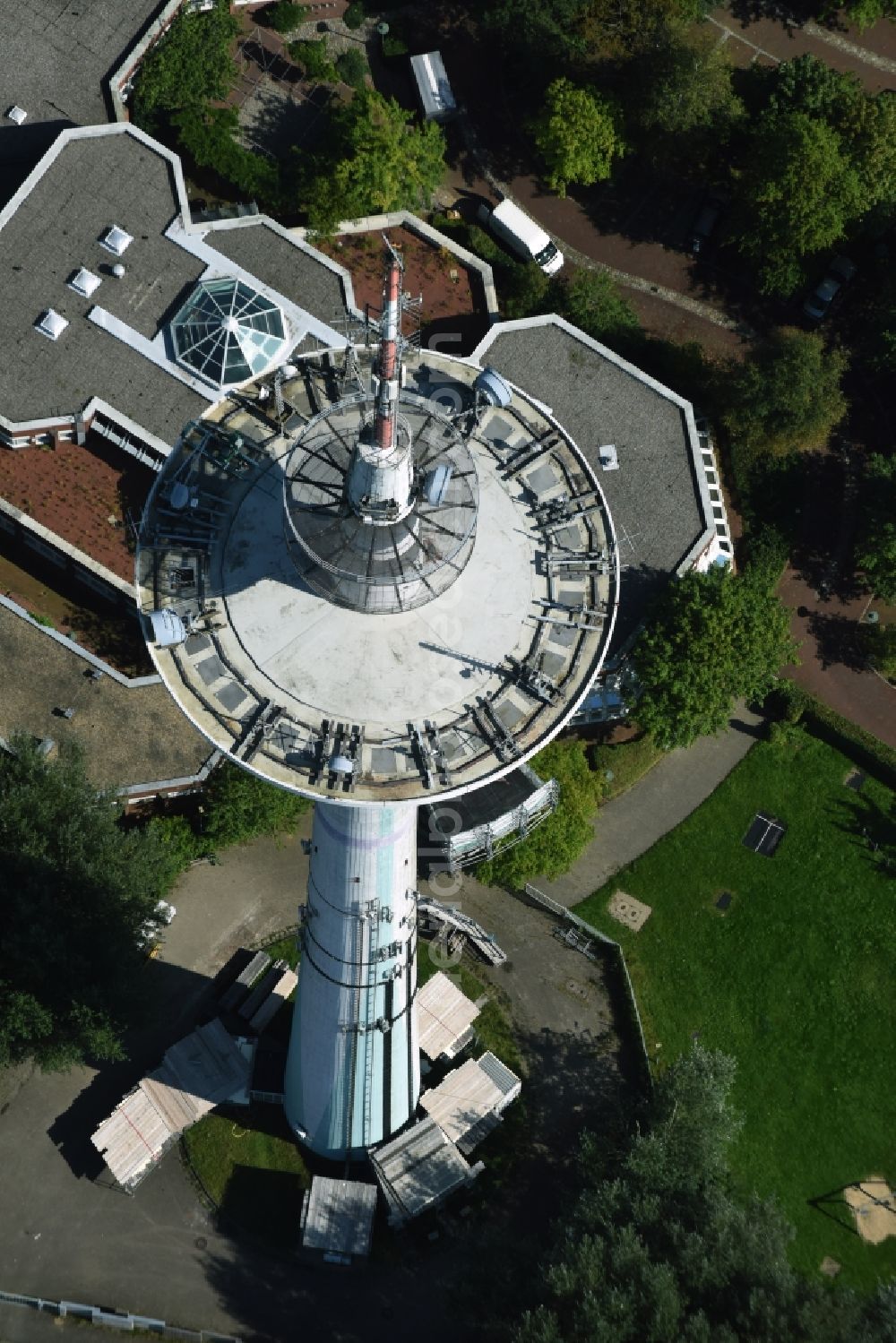 Heide from the bird's eye view: Funkturm and transmission system as basic network transmitter and Fernmeldeturm on street Neuwerkstrasse in Heide in the state Schleswig-Holstein, Germany