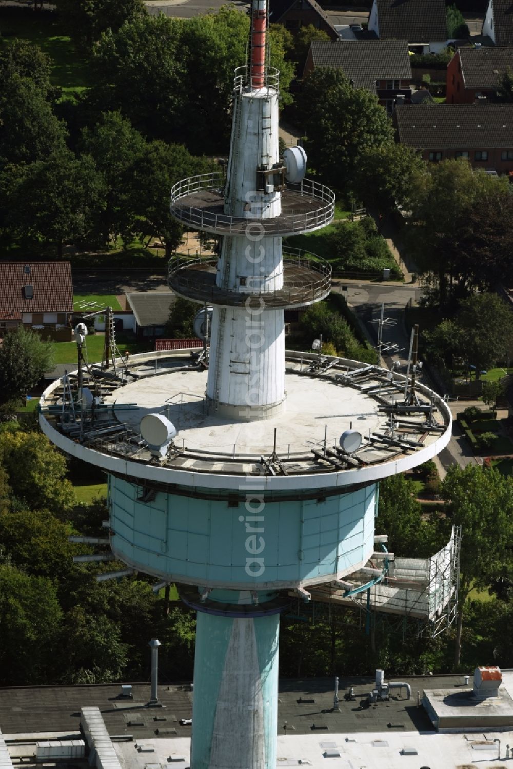 Heide from the bird's eye view: Funkturm and transmission system as basic network transmitter and Fernmeldeturm on street Neuwerkstrasse in Heide in the state Schleswig-Holstein, Germany