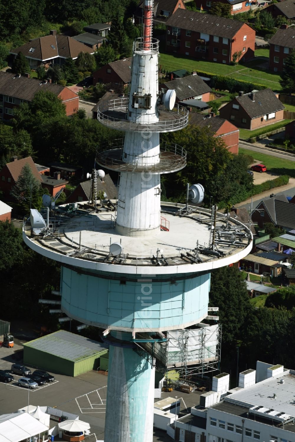 Heide from the bird's eye view: Funkturm and transmission system as basic network transmitter and Fernmeldeturm on street Neuwerkstrasse in Heide in the state Schleswig-Holstein, Germany