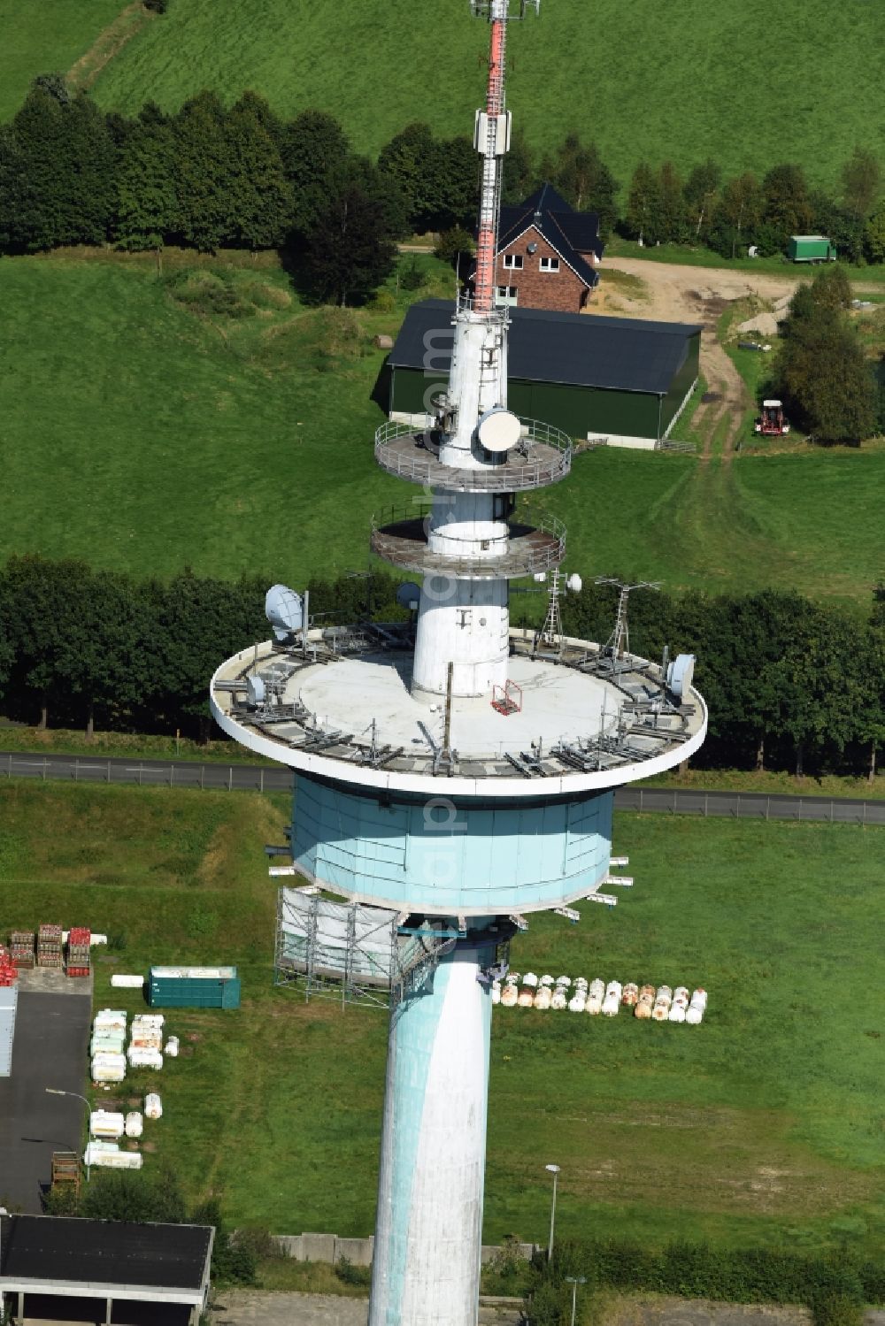 Aerial photograph Heide - Funkturm and transmission system as basic network transmitter and Fernmeldeturm on street Neuwerkstrasse in Heide in the state Schleswig-Holstein, Germany