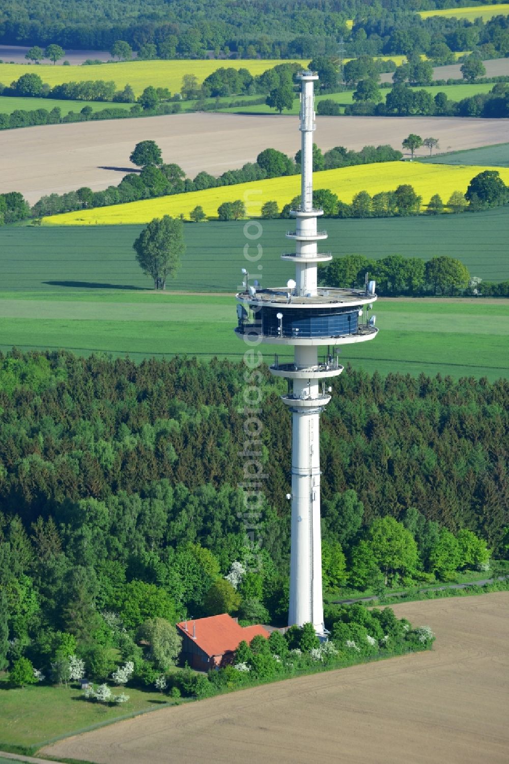 Aerial image Neverstaven - Funkturm and transmission system as basic network transmitter Fernmeldeturm Neverstaven of DFMG Deutsche Funkturm GmbH in Neverstaven ( Travenbrueck ) in the state Schleswig-Holstein, Germany