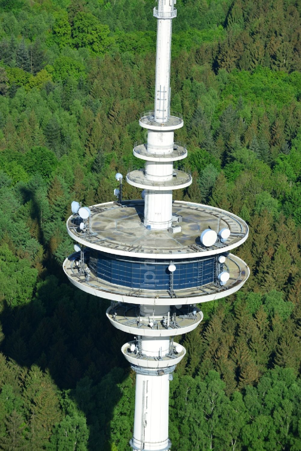 Aerial photograph Neverstaven - Funkturm and transmission system as basic network transmitter Fernmeldeturm Neverstaven of DFMG Deutsche Funkturm GmbH in Neverstaven ( Travenbrueck ) in the state Schleswig-Holstein, Germany