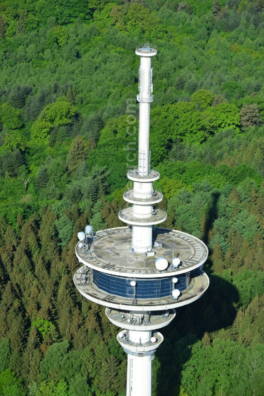 Neverstaven from above - Funkturm and transmission system as basic network transmitter Fernmeldeturm Neverstaven of DFMG Deutsche Funkturm GmbH in Neverstaven ( Travenbrueck ) in the state Schleswig-Holstein, Germany