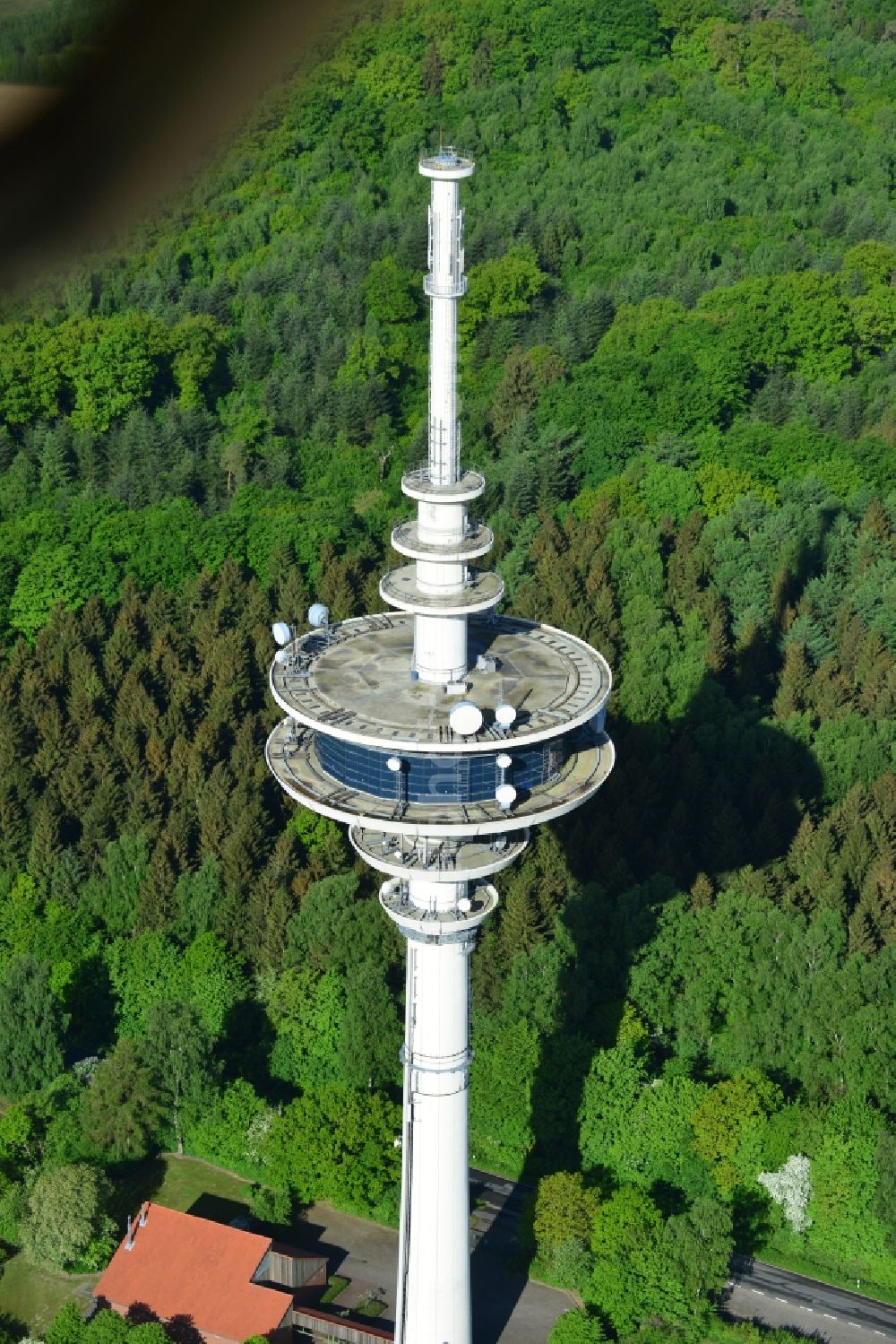 Neverstaven from the bird's eye view: Funkturm and transmission system as basic network transmitter Fernmeldeturm Neverstaven of DFMG Deutsche Funkturm GmbH in Neverstaven ( Travenbrueck ) in the state Schleswig-Holstein, Germany