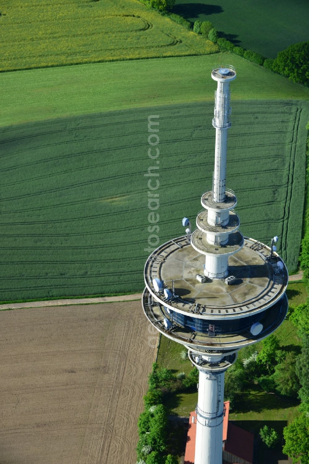 Aerial photograph Neverstaven - Funkturm and transmission system as basic network transmitter Fernmeldeturm Neverstaven of DFMG Deutsche Funkturm GmbH in Neverstaven ( Travenbrueck ) in the state Schleswig-Holstein, Germany