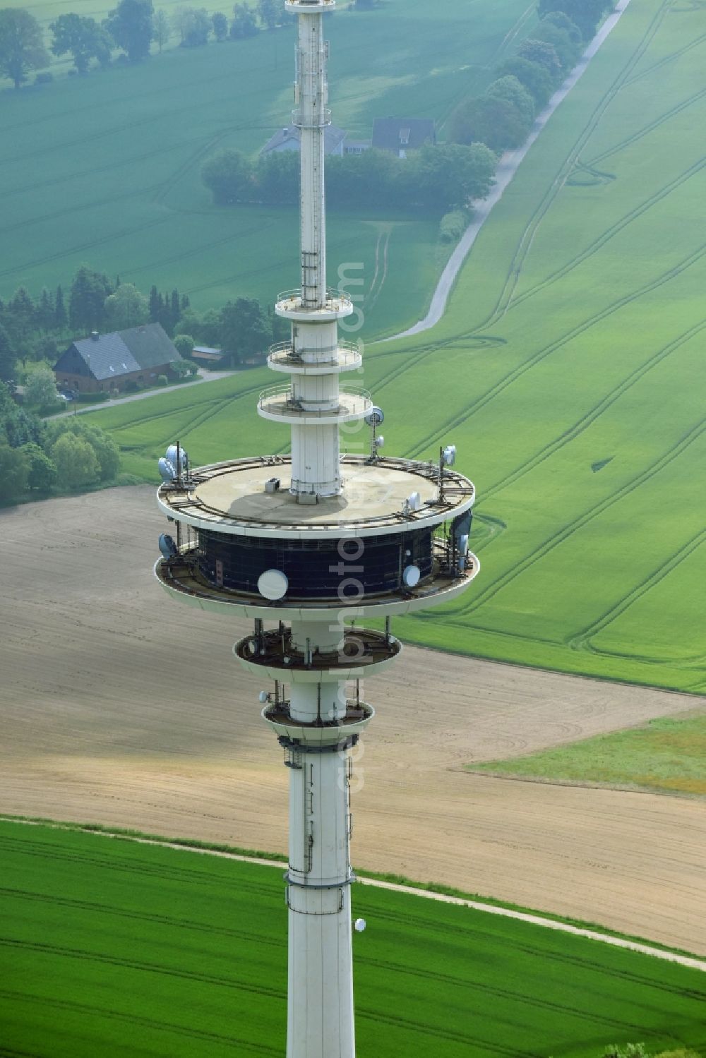 Aerial image Neverstaven ( Travenbrück ) - Funkturm and transmission system as basic network transmitter Fernmeldeturm Neverstaven of DFMG Deutsche Funkturm GmbH in Neverstaven ( Travenbrueck ) in the state Schleswig-Holstein, Germany