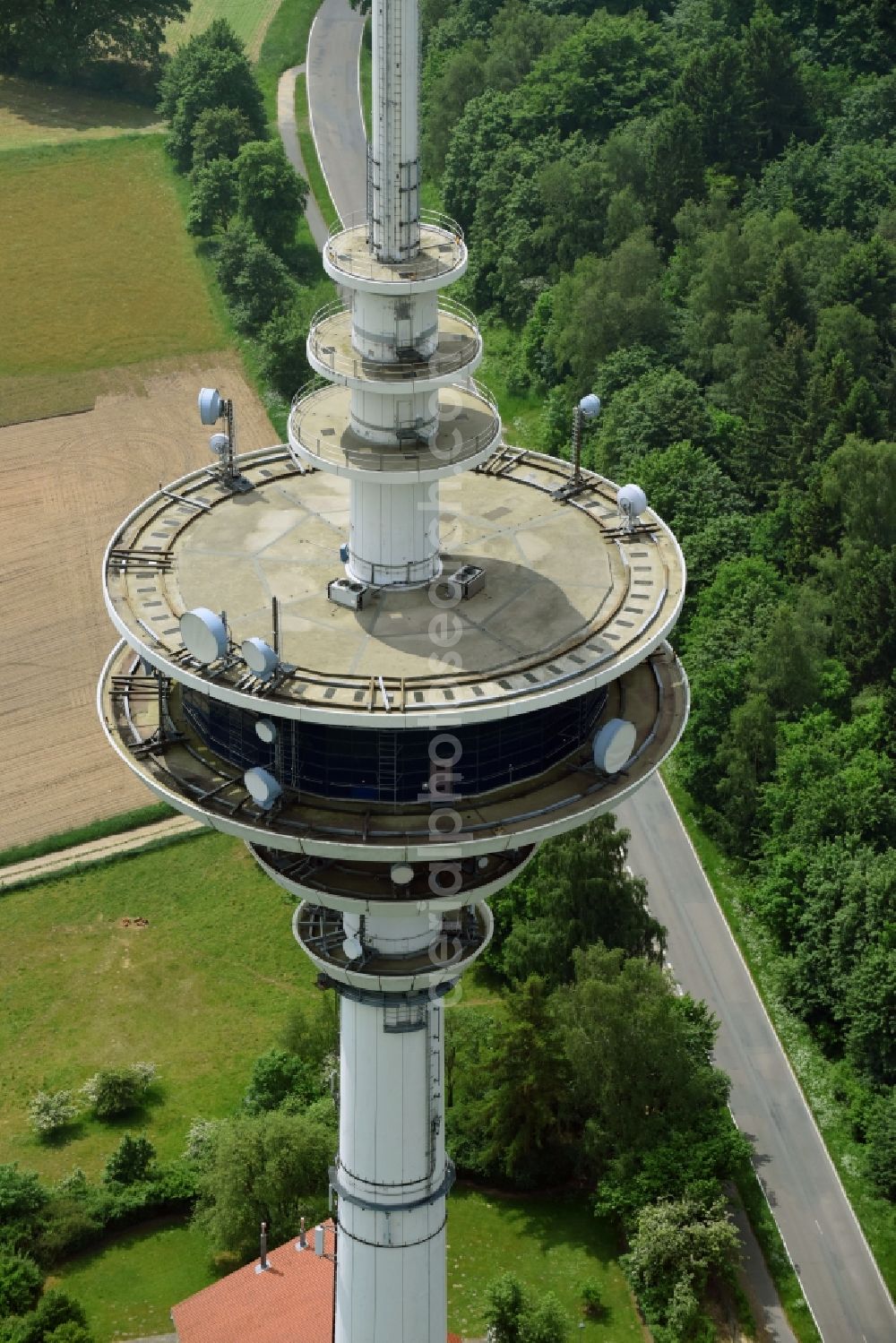 Aerial photograph Neverstaven ( Travenbrück ) - Funkturm and transmission system as basic network transmitter Fernmeldeturm Neverstaven of DFMG Deutsche Funkturm GmbH in Neverstaven ( Travenbrueck ) in the state Schleswig-Holstein, Germany