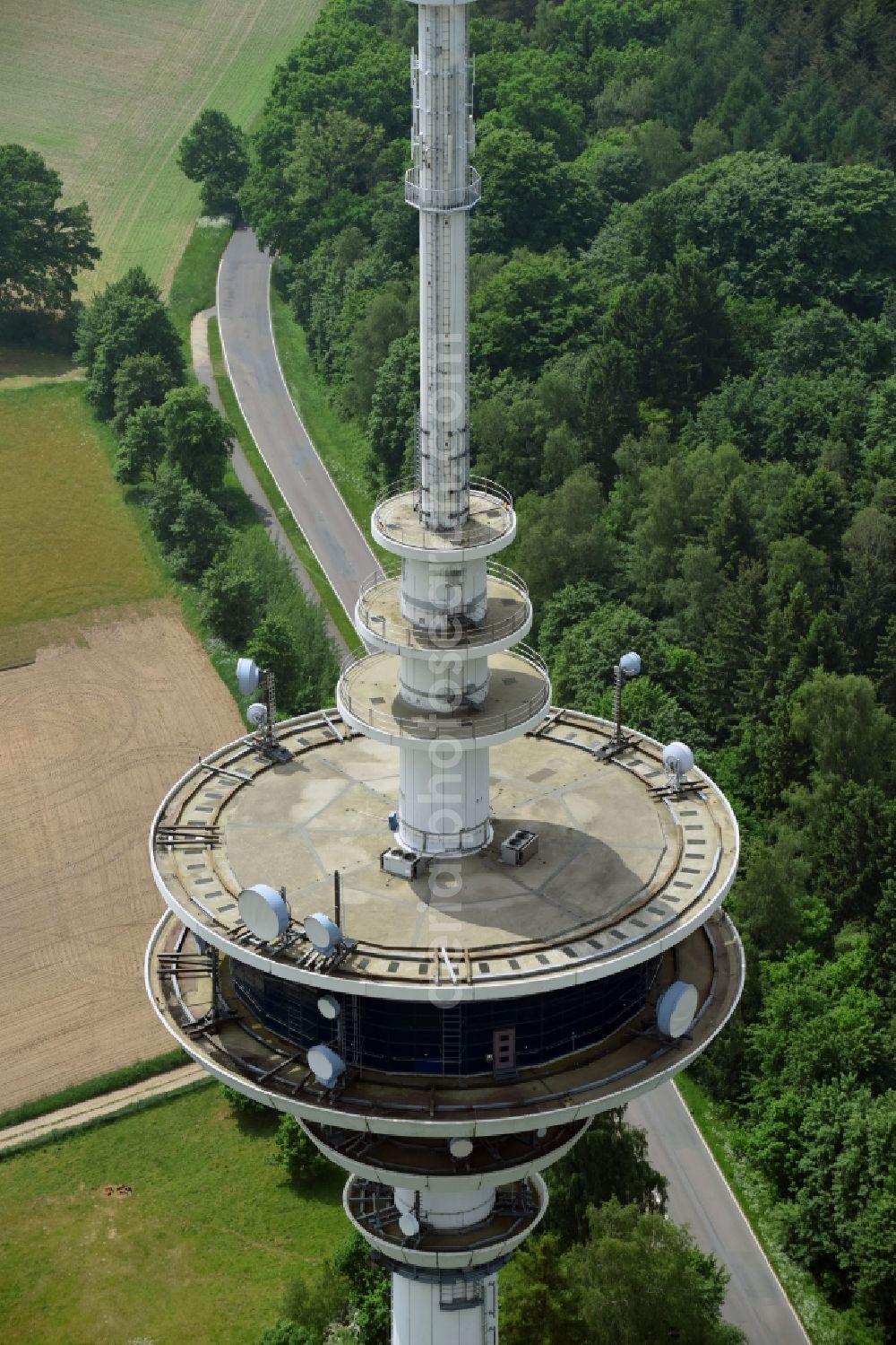 Neverstaven ( Travenbrück ) from above - Funkturm and transmission system as basic network transmitter Fernmeldeturm Neverstaven of DFMG Deutsche Funkturm GmbH in Neverstaven ( Travenbrueck ) in the state Schleswig-Holstein, Germany