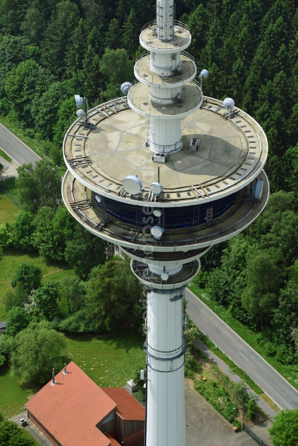 Neverstaven ( Travenbrück ) from the bird's eye view: Funkturm and transmission system as basic network transmitter Fernmeldeturm Neverstaven of DFMG Deutsche Funkturm GmbH in Neverstaven ( Travenbrueck ) in the state Schleswig-Holstein, Germany