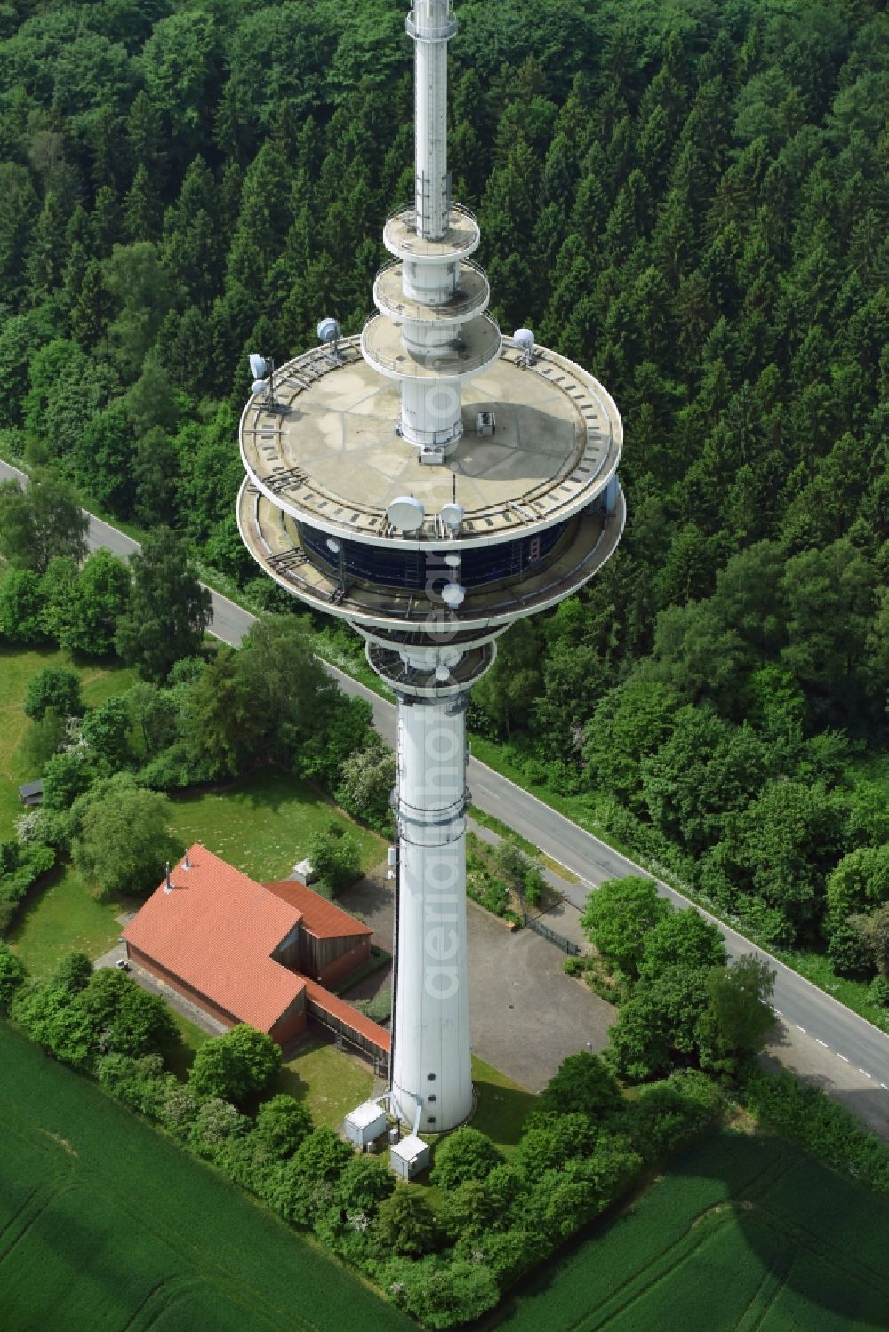 Aerial image Neverstaven ( Travenbrück ) - Funkturm and transmission system as basic network transmitter Fernmeldeturm Neverstaven of DFMG Deutsche Funkturm GmbH in Neverstaven ( Travenbrueck ) in the state Schleswig-Holstein, Germany