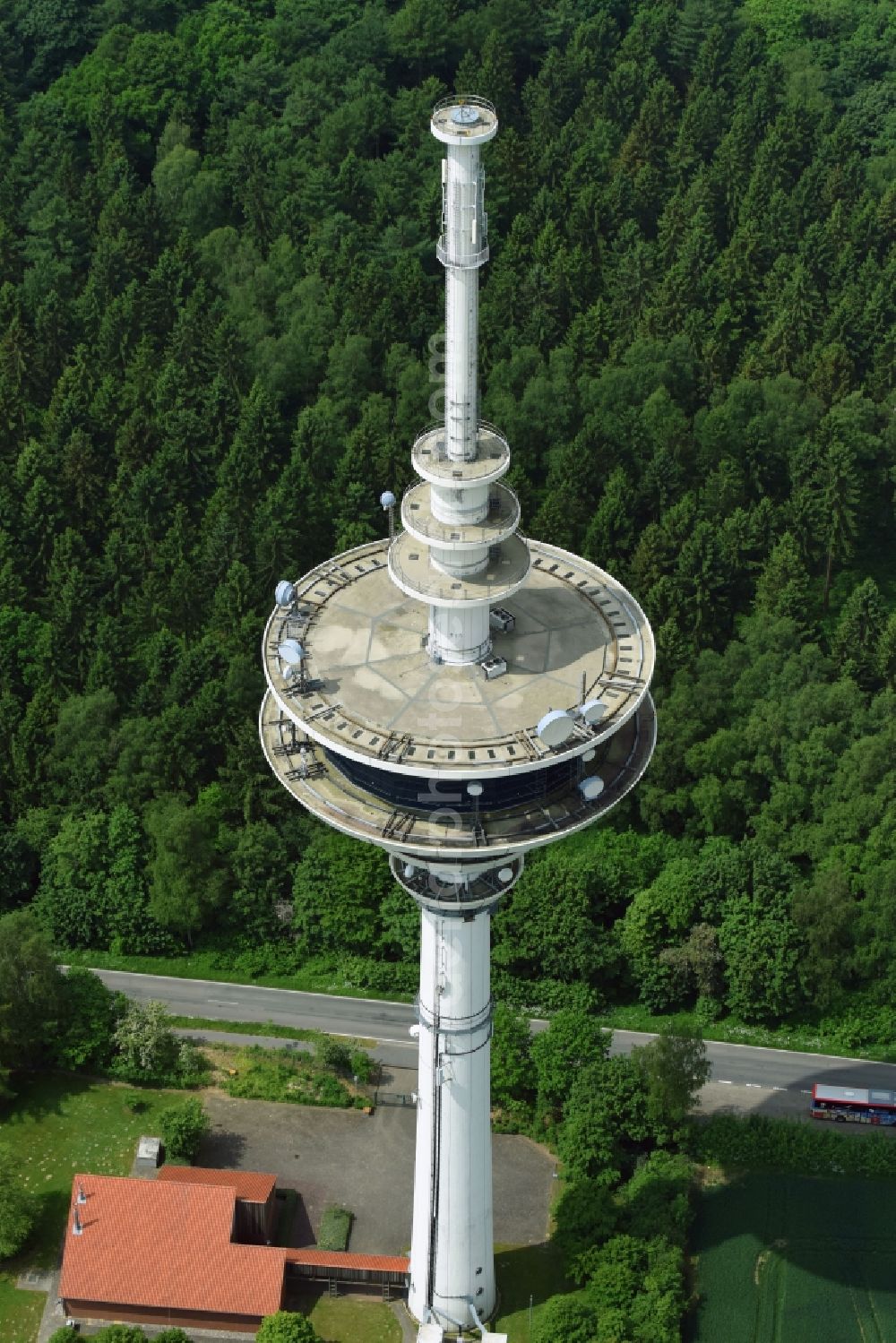 Aerial photograph Neverstaven ( Travenbrück ) - Funkturm and transmission system as basic network transmitter Fernmeldeturm Neverstaven of DFMG Deutsche Funkturm GmbH in Neverstaven ( Travenbrueck ) in the state Schleswig-Holstein, Germany