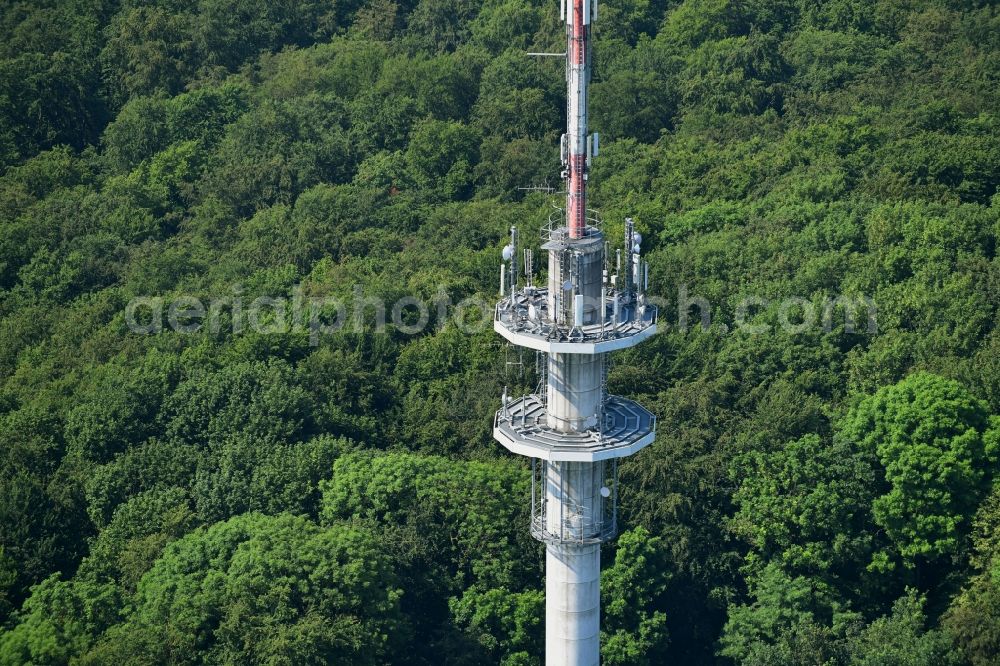 Hofgeismar from the bird's eye view: Funkturm and transmission system as basic network transmitter Heuberg in Hofgeismar in the state Hesse, Germany