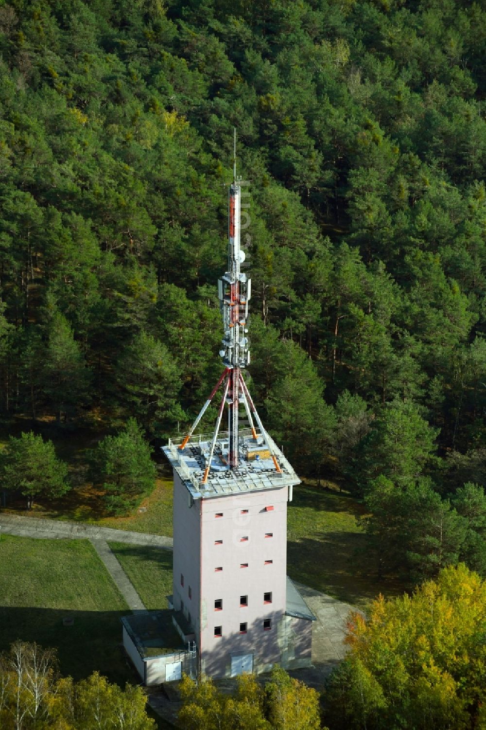 Aerial photograph Phöben - Funkturm and transmission system as basic network transmitter on Phoebener Wachtelberg in Phoeben in the state Brandenburg, Germany