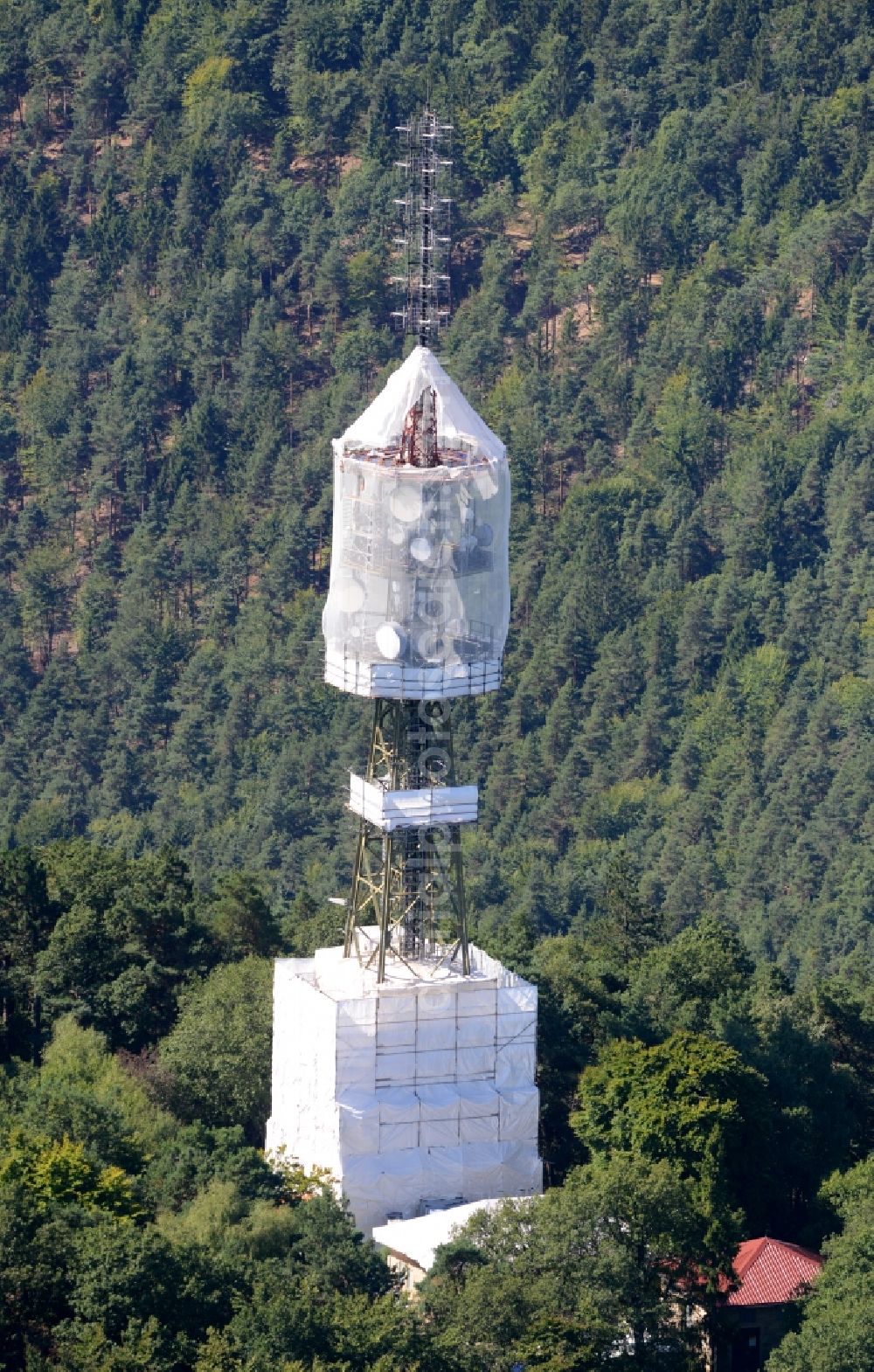 Maikammer from the bird's eye view: Radio tower and transmitter on the highest mountain of the Palatinate Forest, the Kalmit in Maikammer in the state Rhineland-Palatinate. Currently, renovation work will take place through the Werner Diener GmbH & Co. Industrieanstrich KG