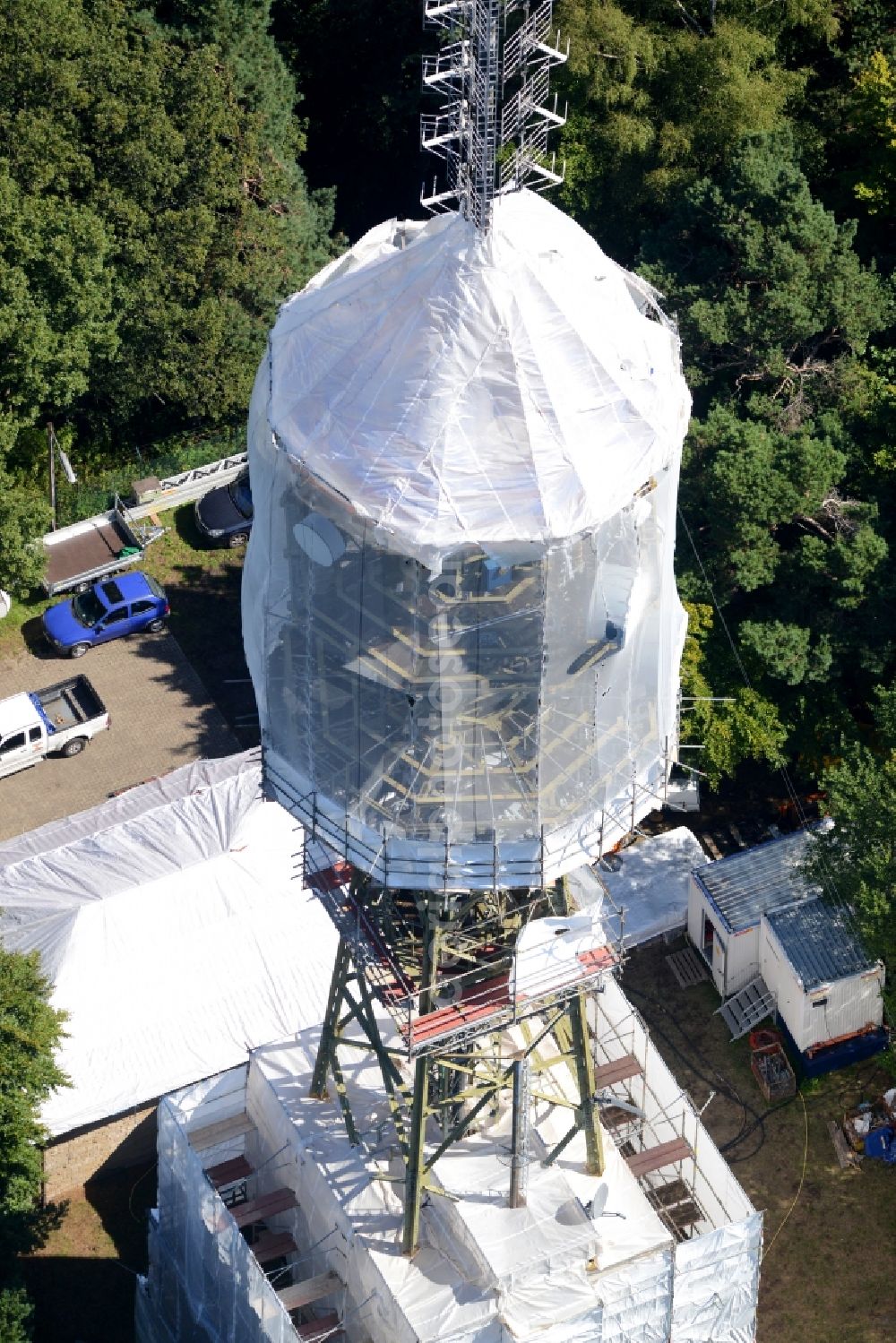 Maikammer from above - Radio tower and transmitter on the highest mountain of the Palatinate Forest, the Kalmit in Maikammer in the state Rhineland-Palatinate. Currently, renovation work will take place through the Werner Diener GmbH & Co. Industrieanstrich KG