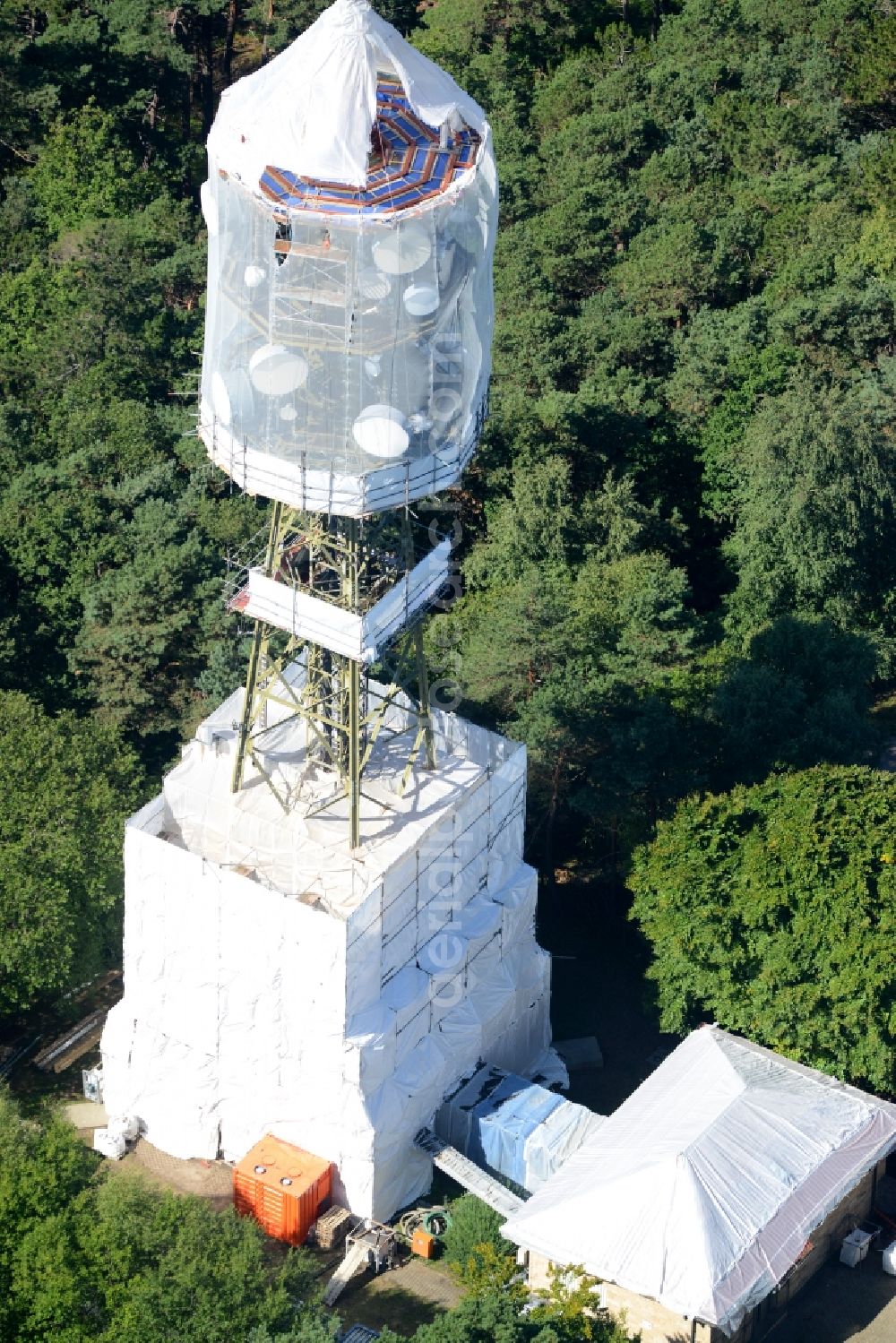 Aerial photograph Maikammer - Radio tower and transmitter on the highest mountain of the Palatinate Forest, the Kalmit in Maikammer in the state Rhineland-Palatinate. Currently, renovation work will take place through the Werner Diener GmbH & Co. Industrieanstrich KG