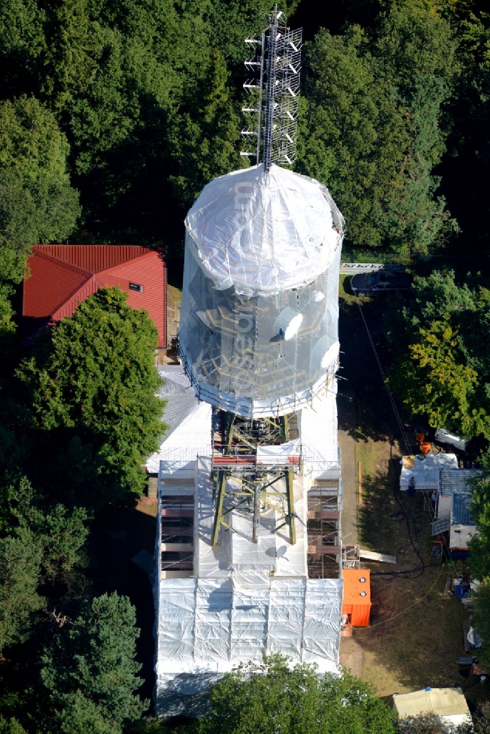 Maikammer from the bird's eye view: Radio tower and transmitter on the highest mountain of the Palatinate Forest, the Kalmit in Maikammer in the state Rhineland-Palatinate. Currently, renovation work will take place through the Werner Diener GmbH & Co. Industrieanstrich KG