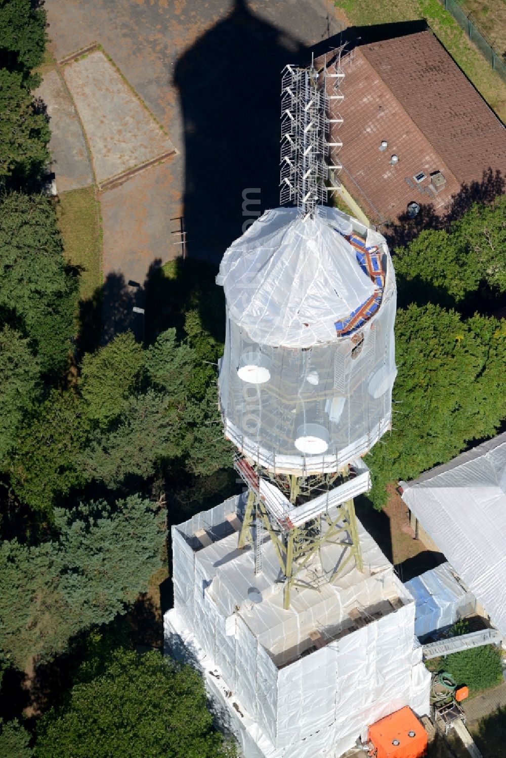 Aerial photograph Maikammer - Radio tower and transmitter on the highest mountain of the Palatinate Forest, the Kalmit in Maikammer in the state Rhineland-Palatinate. Currently, renovation work will take place through the Werner Diener GmbH & Co. Industrieanstrich KG