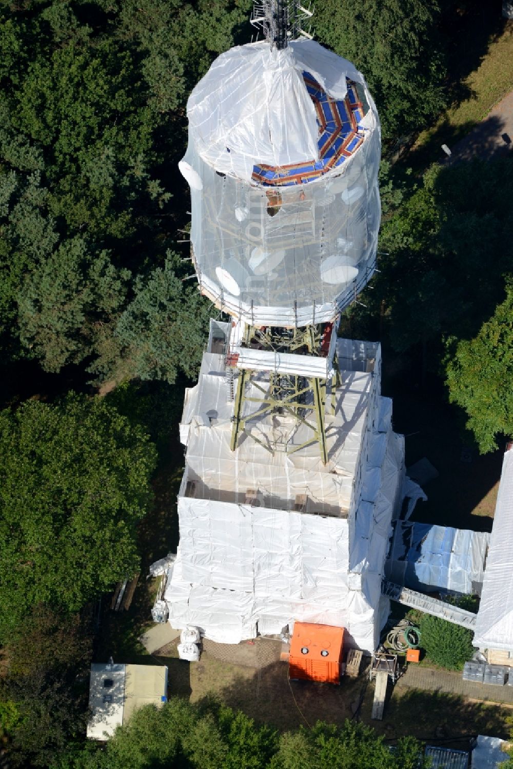 Maikammer from above - Radio tower and transmitter on the highest mountain of the Palatinate Forest, the Kalmit in Maikammer in the state Rhineland-Palatinate. Currently, renovation work will take place through the Werner Diener GmbH & Co. Industrieanstrich KG