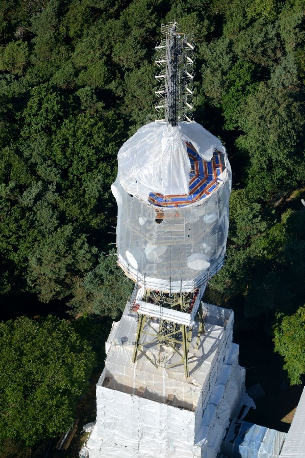 Maikammer from the bird's eye view: Radio tower and transmitter on the highest mountain of the Palatinate Forest, the Kalmit in Maikammer in the state Rhineland-Palatinate. Currently, renovation work will take place through the Werner Diener GmbH & Co. Industrieanstrich KG