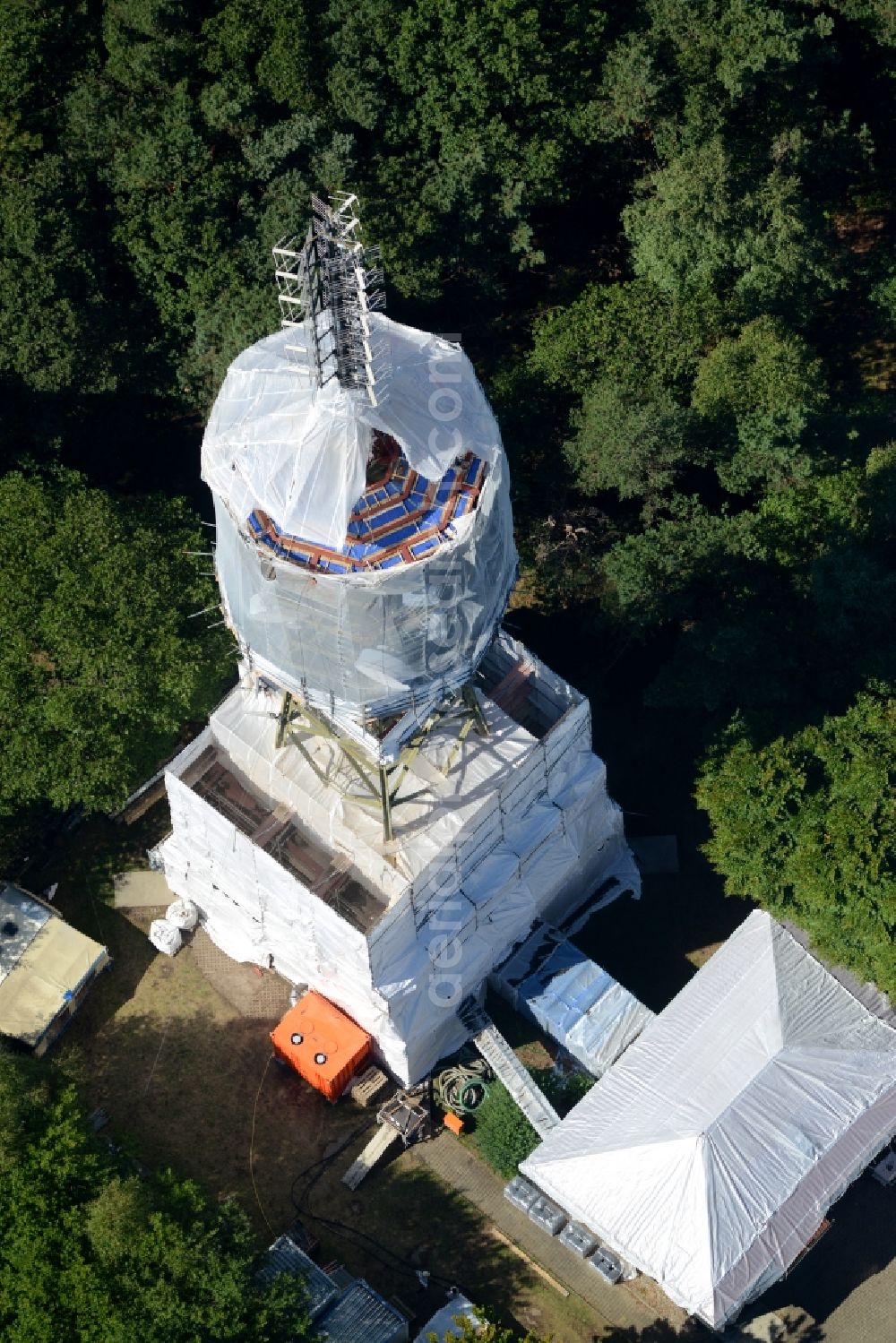 Aerial photograph Maikammer - Radio tower and transmitter on the highest mountain of the Palatinate Forest, the Kalmit in Maikammer in the state Rhineland-Palatinate. Currently, renovation work will take place through the Werner Diener GmbH & Co. Industrieanstrich KG