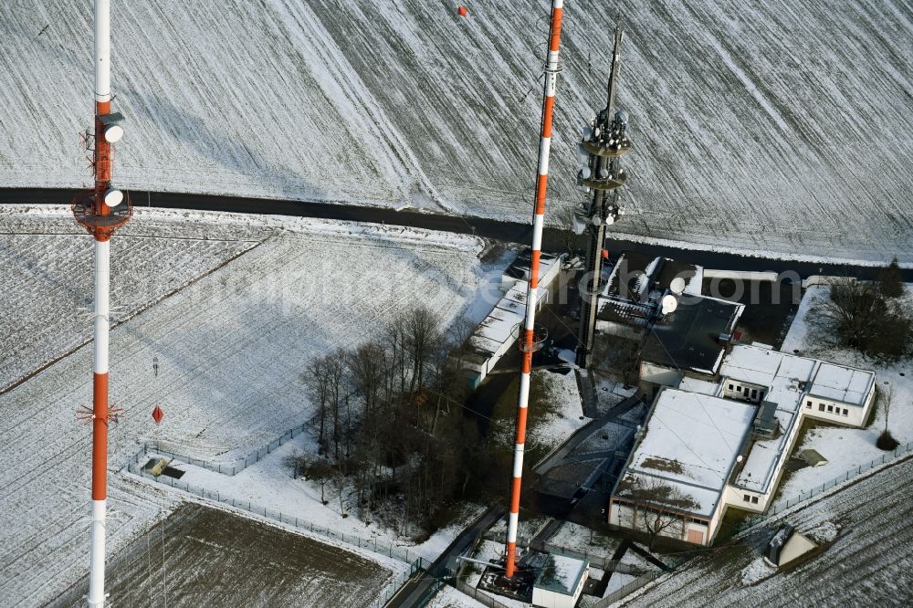 Postbauer-Heng from the bird's eye view: Wintry snowy Radio transmitter on the crest of the mountain range des Sender Dillberg in Postbauer-Heng in the state Bavaria