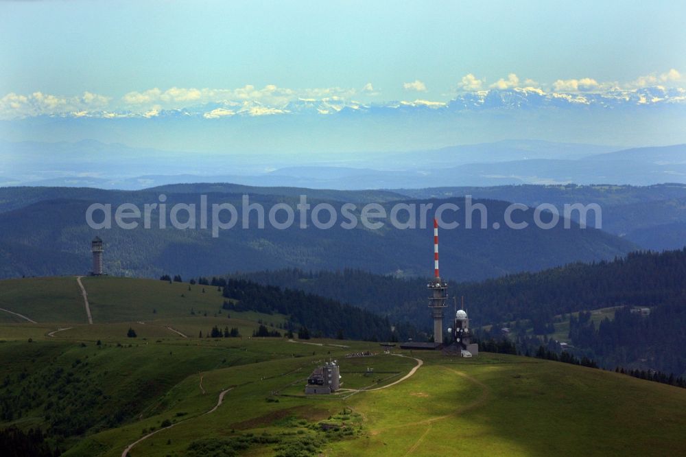 Feldberg (Schwarzwald) from the bird's eye view: Radio tower and transmitters on the crest of the mountain Feldberg (Schwarzwald) in the Black Forest in the state Baden-Wuerttemberg. Clear view to the Swiss Alps