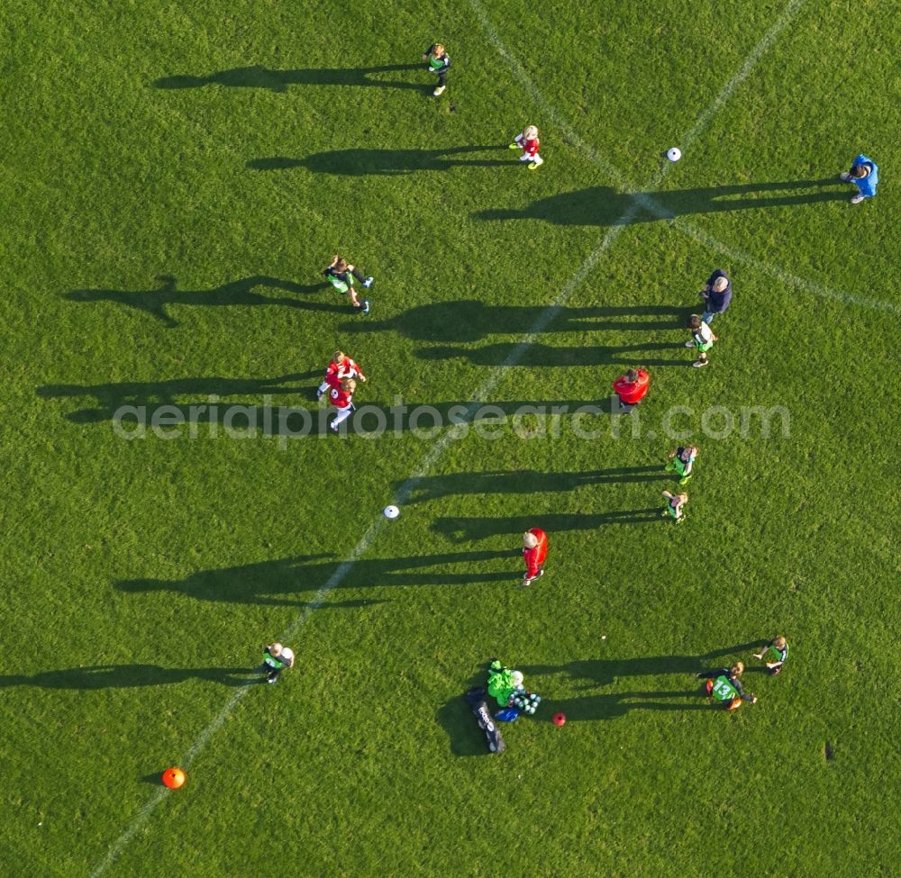 Aerial image Dorsten - Football - training game on the football field Jahnplatz in Dorsten in the state of North Rhine-Westphalia