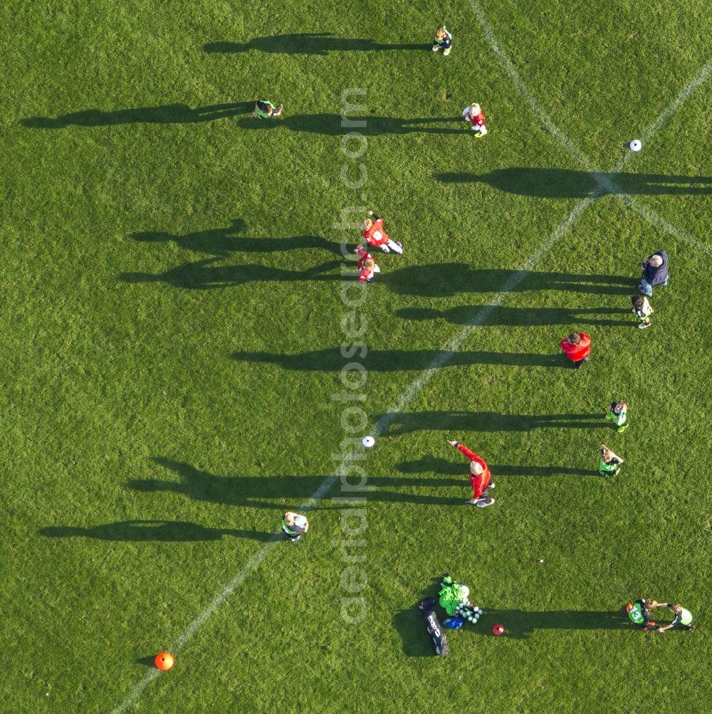 Aerial photograph Dorsten - Football - training game on the football field Jahnplatz in Dorsten in the state of North Rhine-Westphalia